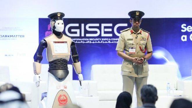 Robot police officer goes on duty in Dubai